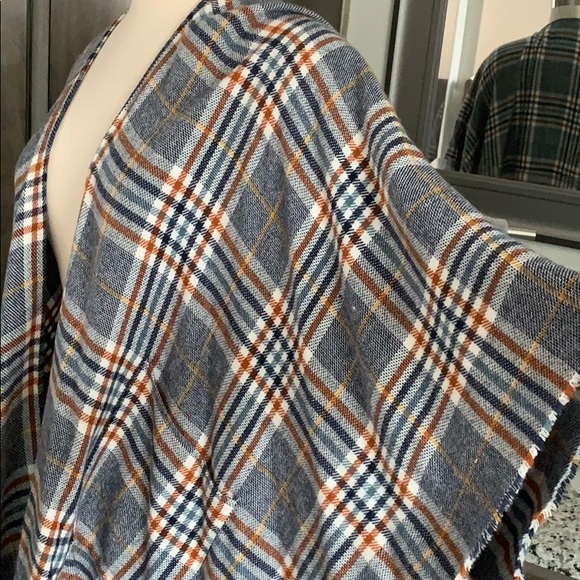 Poncho - Picture 3 of 10